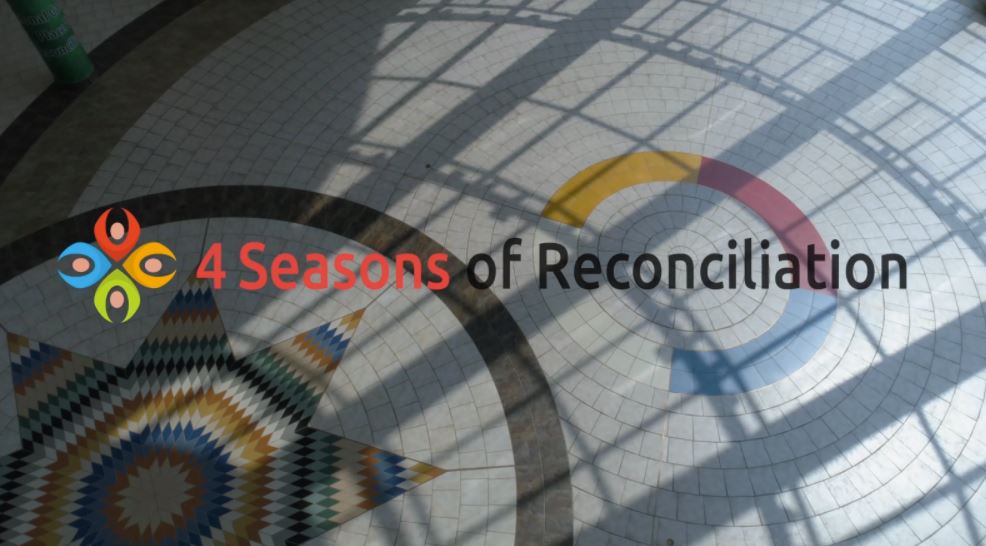 Un sol coloré et le logo des 4 Saisons de la Réconciliation
