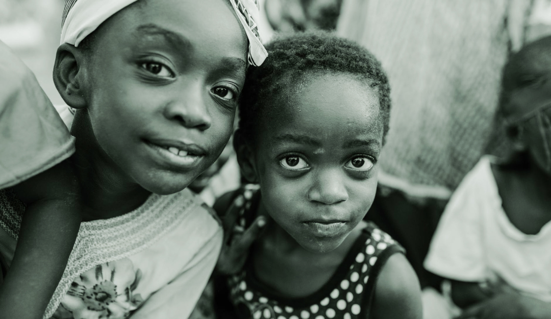 Gros plan de deux enfants souriants