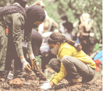 Une femme et une fille plantant des arbres ensemble